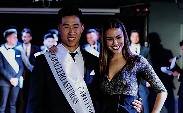 Tae-Yeong Song Lim con la banda que le entregó Noemi Cabrera.