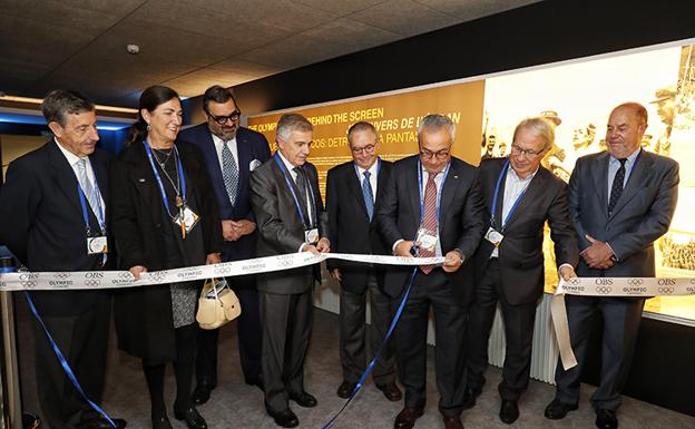 Alejandro Blanco, con Juan Antonio Samaranch a su derecha, corta la cinta de la exposición inaugurada este martes en Madrid. 