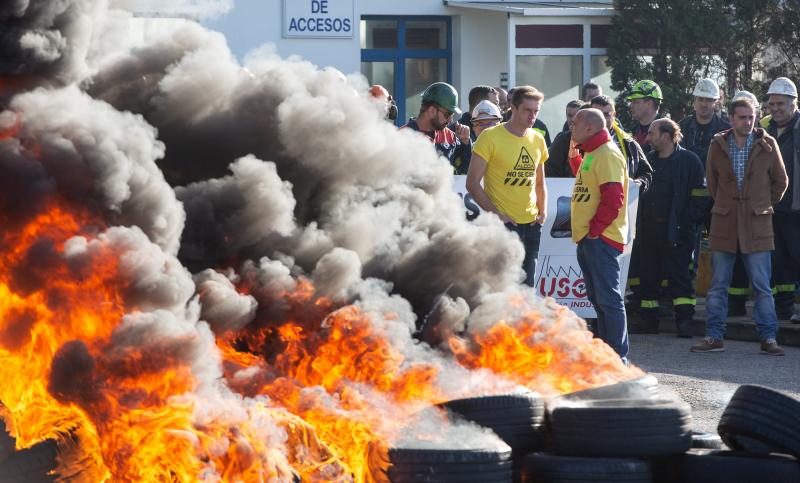 Trabajadores de Alcoa en Avilés han llevado a cabo una protesta contra el cierre de la planta frente a sus instalaciones, donde han quemando neumáticos.