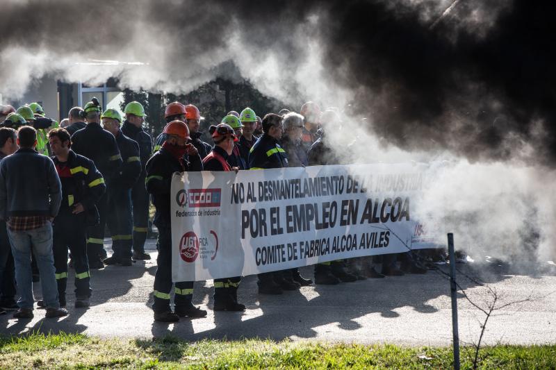 Trabajadores de Alcoa en Avilés han llevado a cabo una protesta contra el cierre de la planta frente a sus instalaciones, donde han quemando neumáticos.