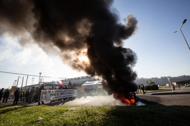 Trabajadores de Alcoa en Avilés han llevado a cabo una protesta contra el cierre de la planta frente a sus instalaciones, donde han quemando neumáticos.