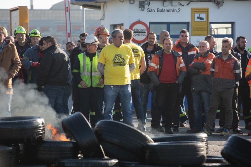 Trabajadores de Alcoa en Avilés han llevado a cabo una protesta contra el cierre de la planta frente a sus instalaciones, donde han quemando neumáticos.