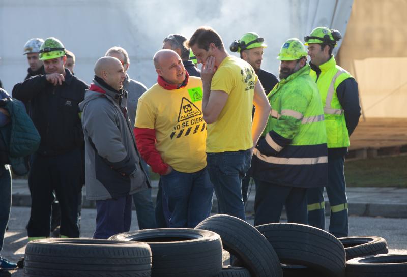 Trabajadores de Alcoa en Avilés han llevado a cabo una protesta contra el cierre de la planta frente a sus instalaciones, donde han quemando neumáticos.