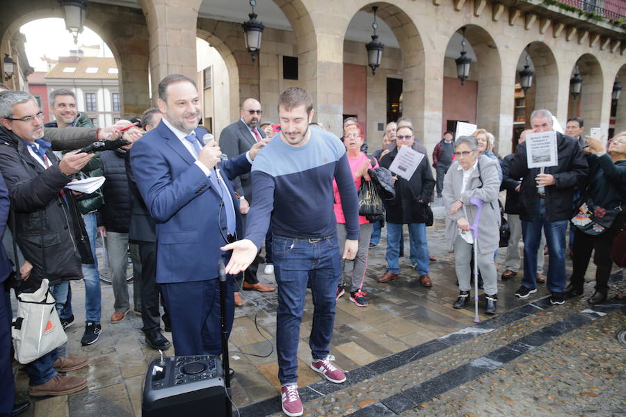 El ministro de Fomento, José Luis Ábalos, se reunió este jueves con el alcalde de Oviedo, Wenceslao López, en el Ayuntamiento. Más tarde, se desplazó a Gijón para reunirse con la alcaldesa de la ciudad, Carmen Moriyón.