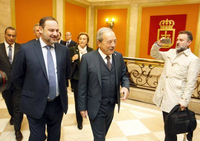 El ministro de Fomento, José Luis Ábalos, se reunió este jueves con el alcalde de Oviedo, Wenceslao López, en el Ayuntamiento. Más tarde, se desplazó a Gijón para reunirse con la alcaldesa de la ciudad, Carmen Moriyón.