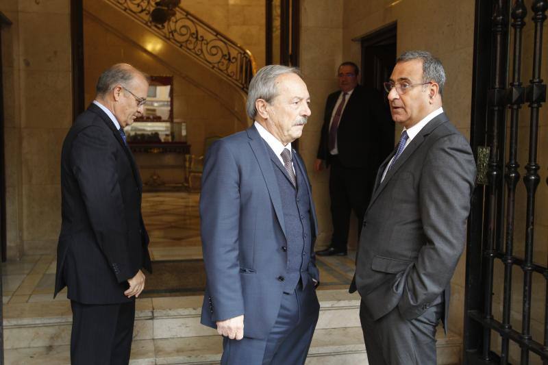 El ministro de Fomento, José Luis Ábalos, se reunió este jueves con el alcalde de Oviedo, Wenceslao López, en el Ayuntamiento. Más tarde, se desplazó a Gijón para reunirse con la alcaldesa de la ciudad, Carmen Moriyón.