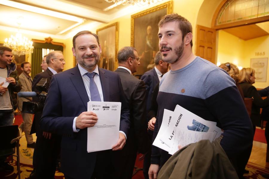El ministro de Fomento, José Luis Ábalos, se reunió este jueves con el alcalde de Oviedo, Wenceslao López, en el Ayuntamiento. Más tarde, se desplazó a Gijón para reunirse con la alcaldesa de la ciudad, Carmen Moriyón.