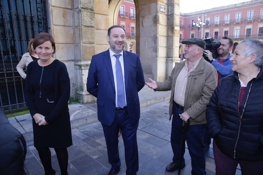 El ministro de Fomento, José Luis Ábalos, se reunió este jueves con el alcalde de Oviedo, Wenceslao López, en el Ayuntamiento. Más tarde, se desplazó a Gijón para reunirse con la alcaldesa de la ciudad, Carmen Moriyón.