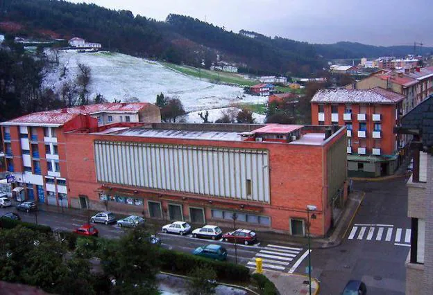 El Teatro Prendes ocupa una céntrica parcela en Candás que es objeto de negociación. 
