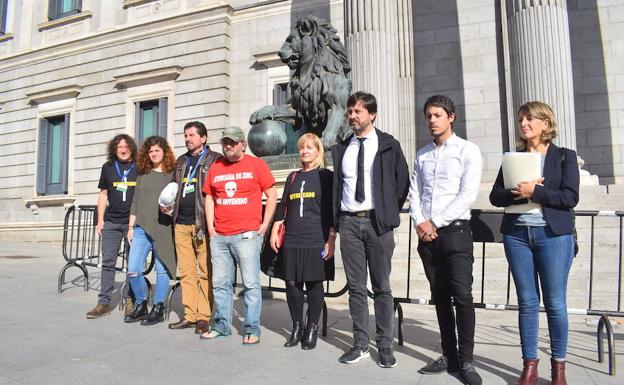 Víctor Calota, David Román y Dori Acevedo, junto a representantes de Unidos Podemos en el Congreso. 