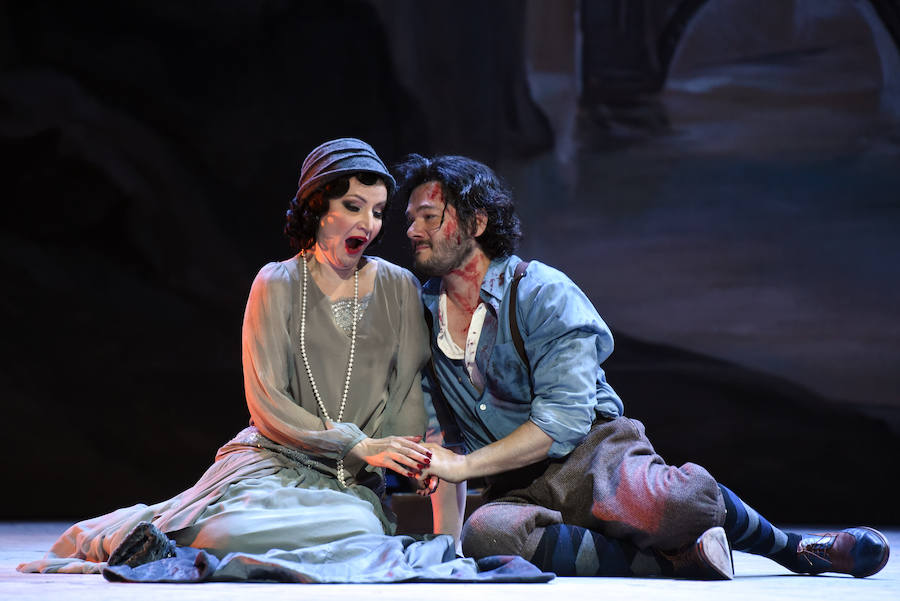 'Tosca' alzó el telón del Teatro Campoamor para encandilar al público ovetense. La obra de Puccini es una de las más escuchadas de la historia de la temporada de la Ópera de Oviedo, pero no defrauda. Para esta edición se han programado un total de cinco funciones.