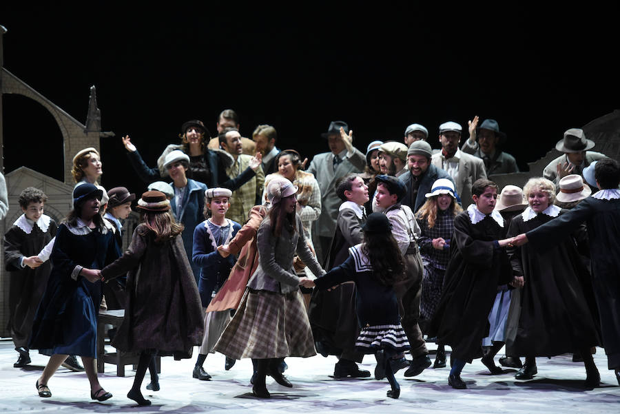 'Tosca' alzó el telón del Teatro Campoamor para encandilar al público ovetense. La obra de Puccini es una de las más escuchadas de la historia de la temporada de la Ópera de Oviedo, pero no defrauda. Para esta edición se han programado un total de cinco funciones.