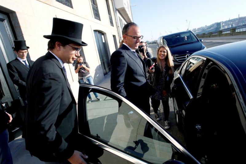 Marta Ortega y Carlos Torretta ya son marido y mujer. Se han casado en una ceremonia íntima, con apenas medio centenar de invitados, un día antes a la gran celebración de este sábado. Entre los invitados, que han disfrutado de un cóctel en el Real Club Náutico de A Coruña, se encuentran la amazona Athina Onassis, la arquitecta Elsa Urquijo y los modelos Jon Cortajarena y Eugenia Silva.