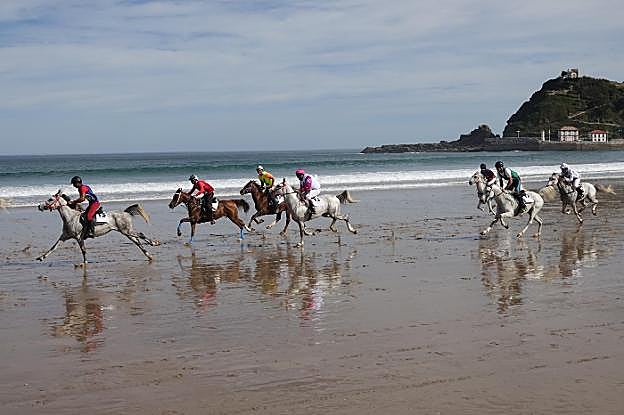 Carrera de caballos en la playa de Santa Marina de Ribadesella, celebrada este octubre. 