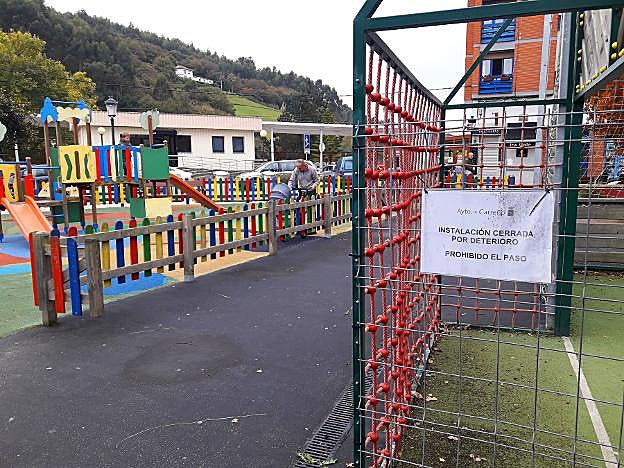 Uno de los juegos cerrados del parque Maestro Antuña. 