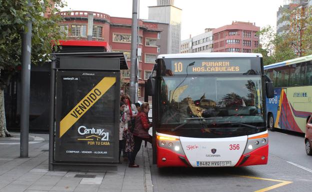 Vídeo: Pillan a un conductor de los autobuses urbanos de Gijón utilizando el móvil mientras está de servicio