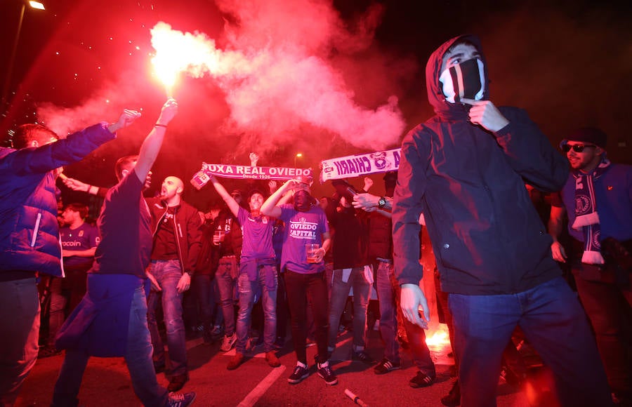 Fotos: Derbi Oviedo - Sporting: La afición azul anima a su equipo en el Tartiere