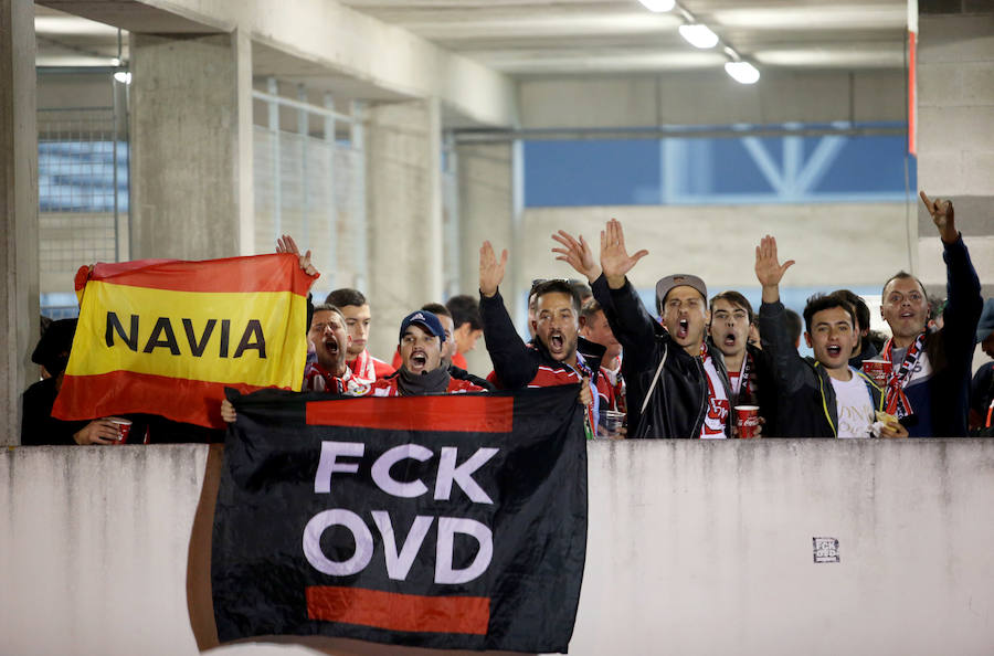 Fotos: Derbi Oviedo - Sporting: La afición azul anima a su equipo en el Tartiere