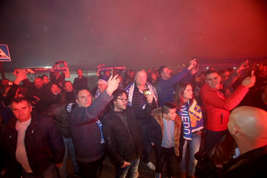 Fotos: Derbi Oviedo - Sporting: La afición azul anima a su equipo en el Tartiere