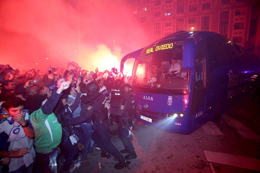 Fotos: Derbi Oviedo - Sporting: La afición azul anima a su equipo en el Tartiere