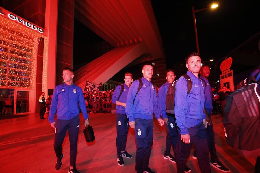 Fotos: Derbi Oviedo - Sporting: La afición azul anima a su equipo en el Tartiere