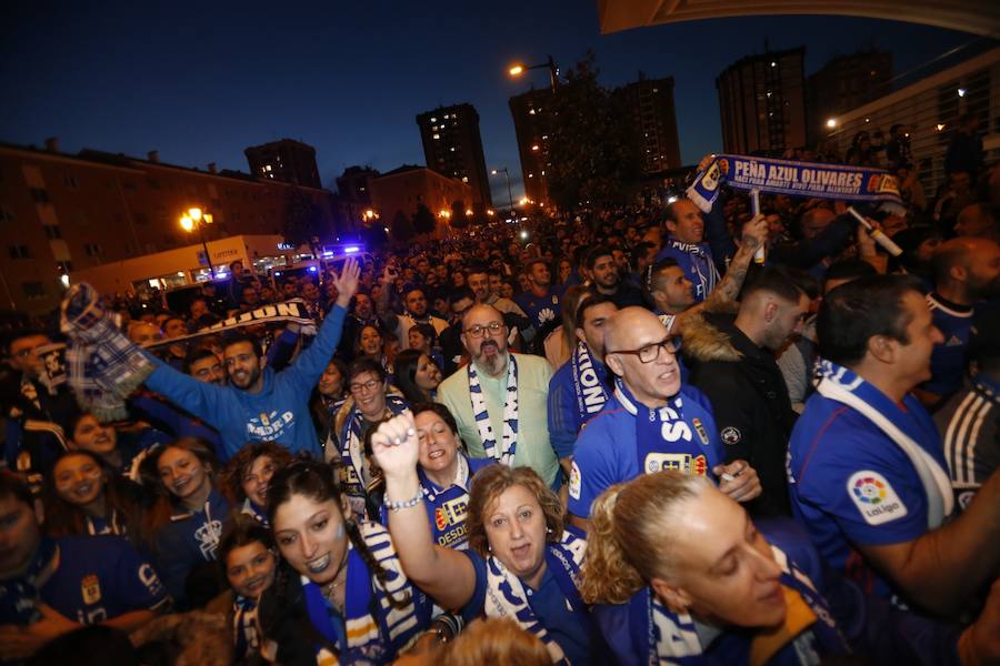 Fotos: Derbi Oviedo - Sporting: La afición azul anima a su equipo en el Tartiere