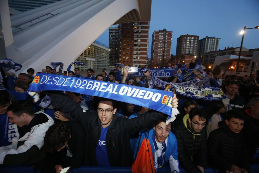 Fotos: Derbi Oviedo - Sporting: La afición azul anima a su equipo en el Tartiere