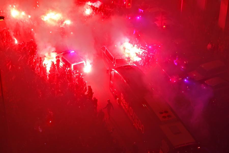 Fotos: Derbi Oviedo - Sporting: La afición azul anima a su equipo en el Tartiere