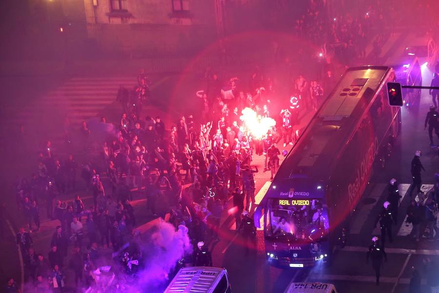 Fotos: Derbi Oviedo - Sporting: La afición azul anima a su equipo en el Tartiere