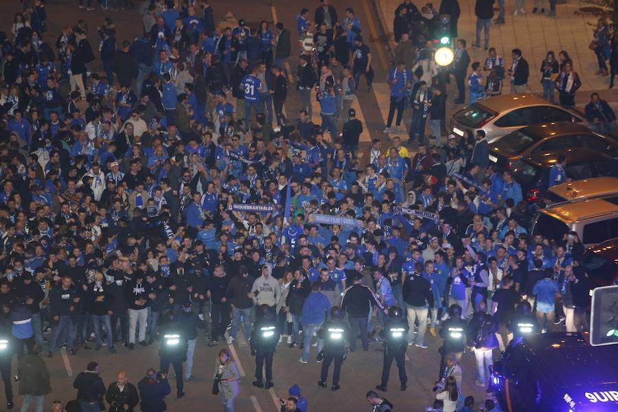 Fotos: Derbi Oviedo - Sporting: La afición azul anima a su equipo en el Tartiere