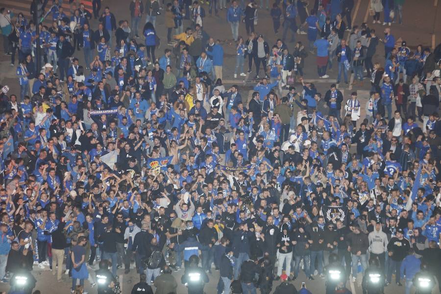 Fotos: Derbi Oviedo - Sporting: La afición azul anima a su equipo en el Tartiere