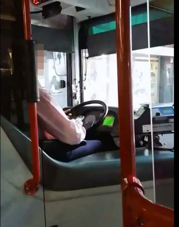 Fotograma del vídeo grabado en un autobús municipal. 