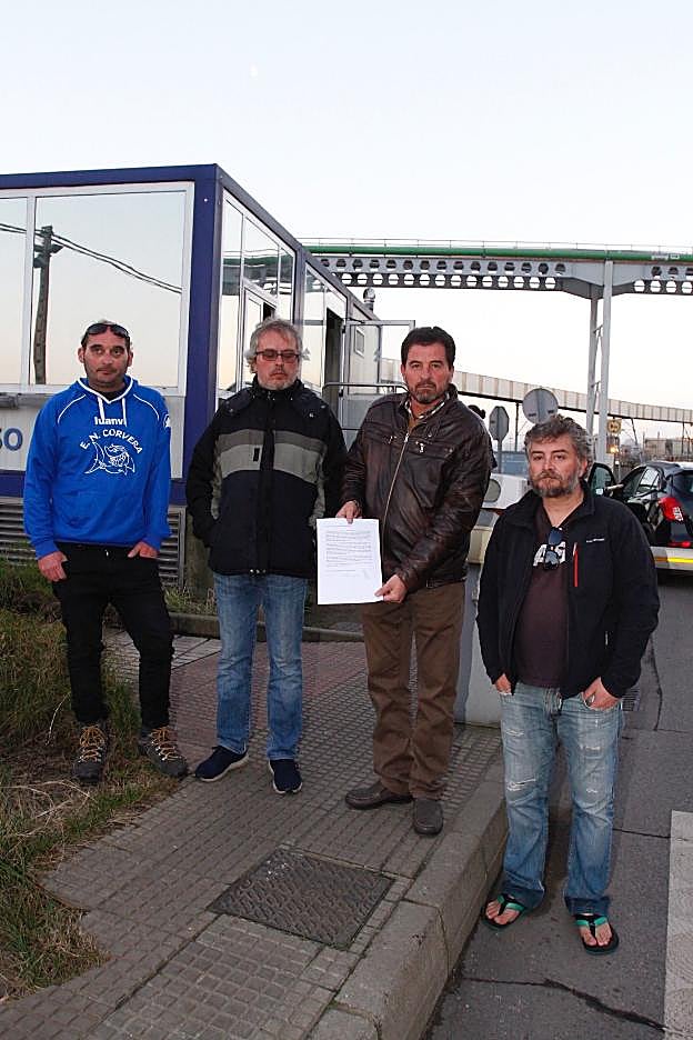 David Peláez, Carlos Acevedo, Víctor Calota y David Román muestran la carta remitida ayer al director de Asturianade Zinc. 