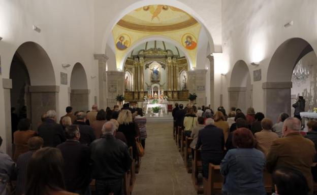 Misa en la iglesia de Colombres.