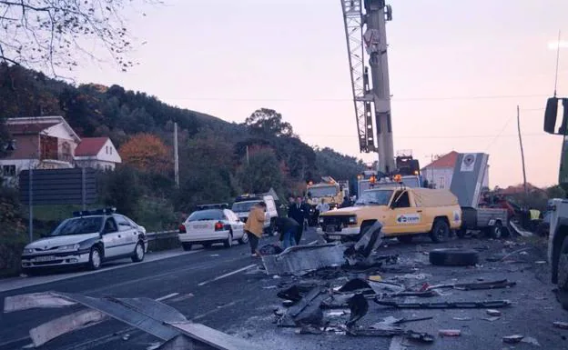 Restos de los vehículos siniestrados sobre el asfalto de la carretera N-634.