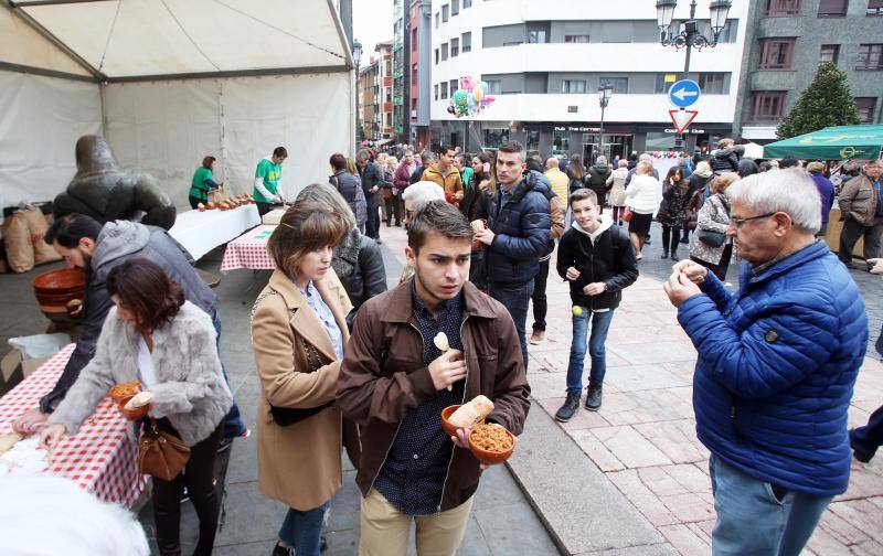 Fotos: Oviedo celebra la tercera Feria de Embutidos Artesanales de Asturias