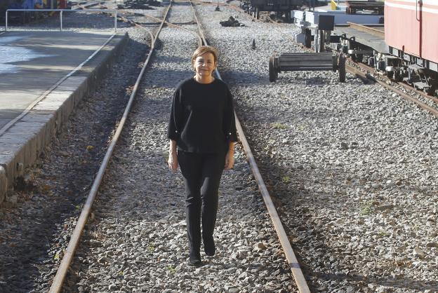 La alcaldesa, el pasado viernes, caminando por las vías del Museo del Ferrocarril. 