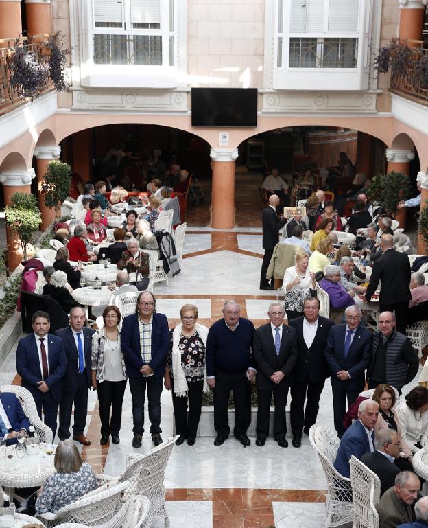 Los homenajeados, en el centro. 