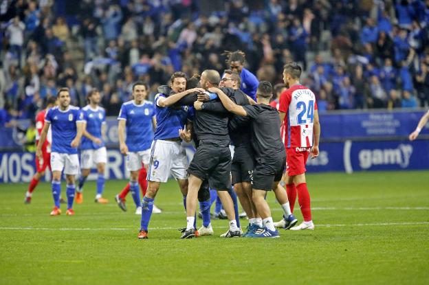 Los jugadores del Real Oviedo se abrazan al final del partido. 