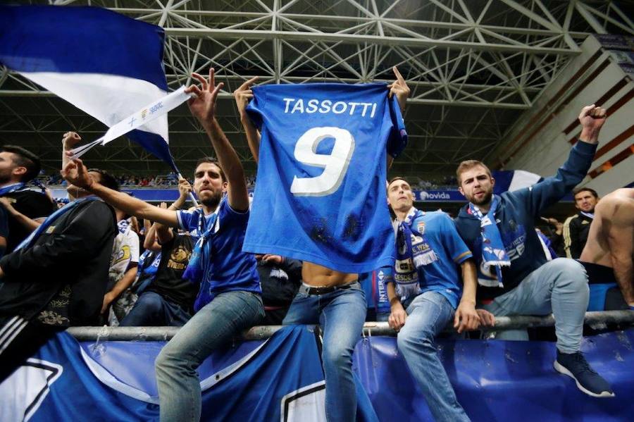 La afición del Real Oviedo explotó de alegría en el Tartiere ante el triunfo de su equipo.