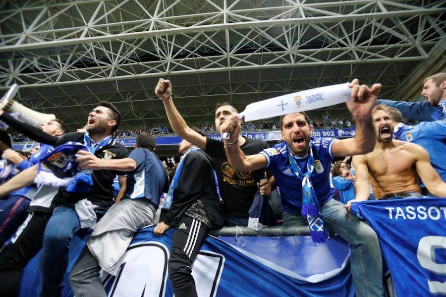 La afición del Real Oviedo explotó de alegría en el Tartiere ante el triunfo de su equipo.