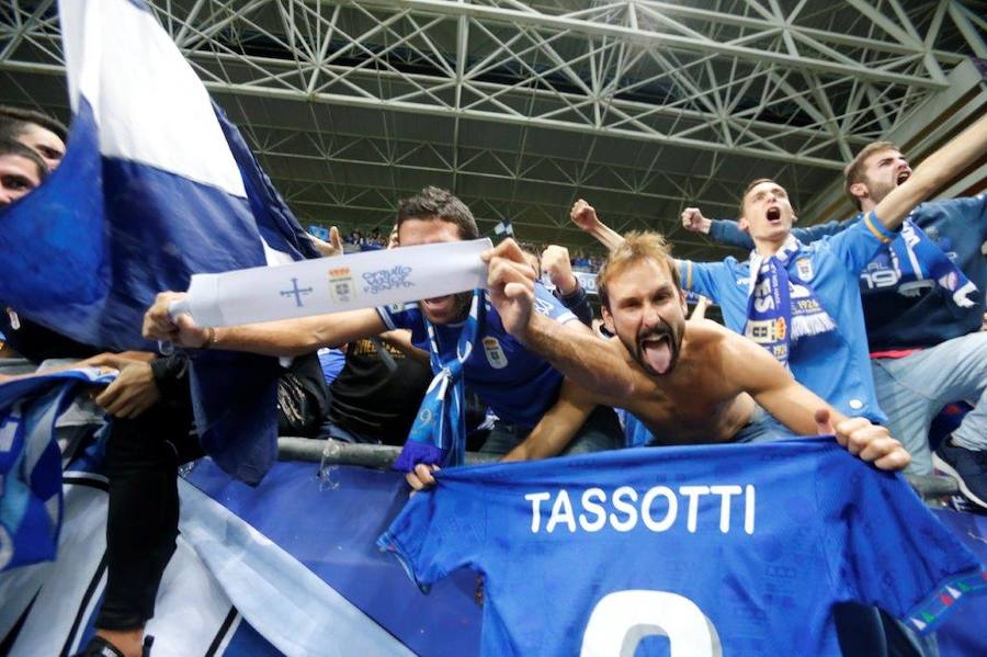 La afición del Real Oviedo explotó de alegría en el Tartiere ante el triunfo de su equipo.