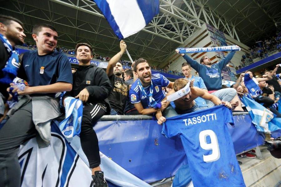 La afición del Real Oviedo explotó de alegría en el Tartiere ante el triunfo de su equipo.