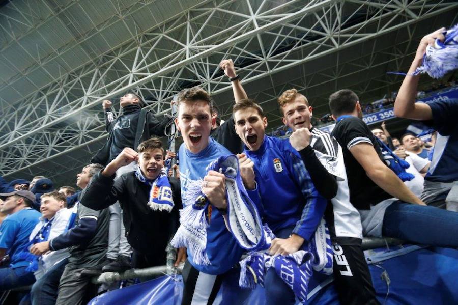 La afición del Real Oviedo explotó de alegría en el Tartiere ante el triunfo de su equipo.