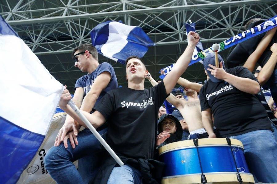 La afición del Real Oviedo explotó de alegría en el Tartiere ante el triunfo de su equipo.