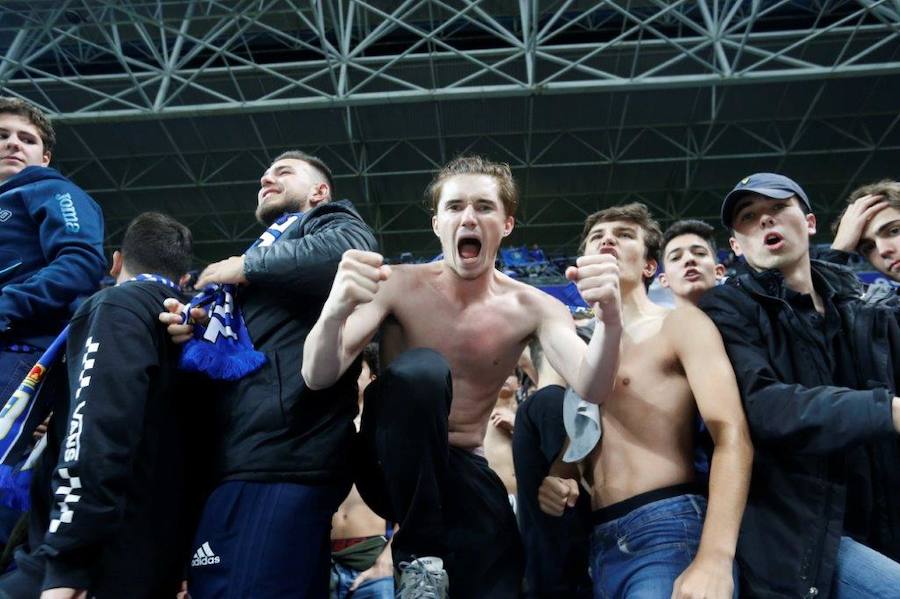 La afición del Real Oviedo explotó de alegría en el Tartiere ante el triunfo de su equipo.