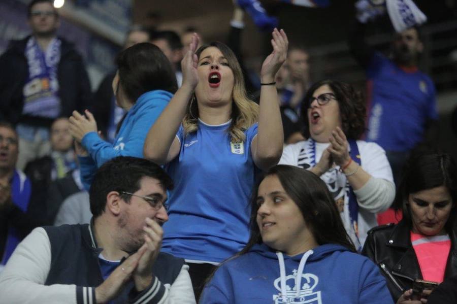 La afición del Real Oviedo explotó de alegría en el Tartiere ante el triunfo de su equipo.