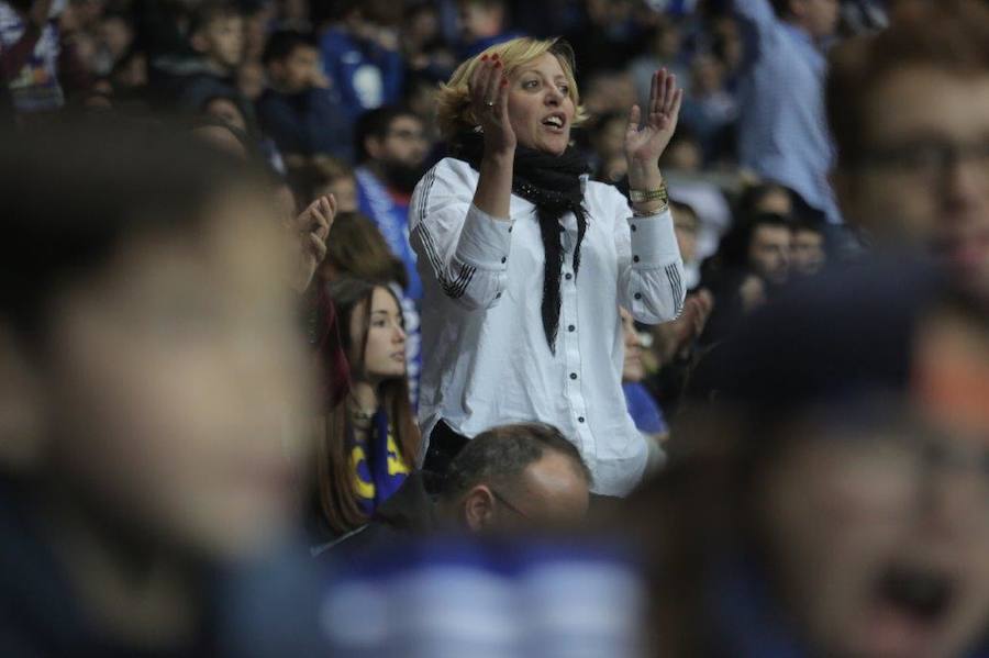 La afición del Real Oviedo explotó de alegría en el Tartiere ante el triunfo de su equipo.