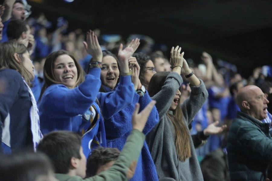 La afición del Real Oviedo explotó de alegría en el Tartiere ante el triunfo de su equipo.