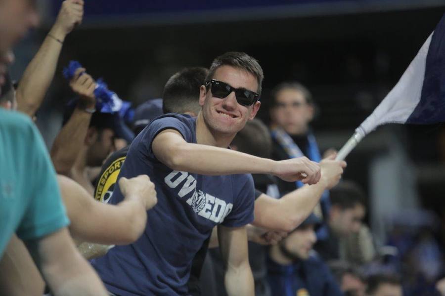 La afición del Real Oviedo explotó de alegría en el Tartiere ante el triunfo de su equipo.